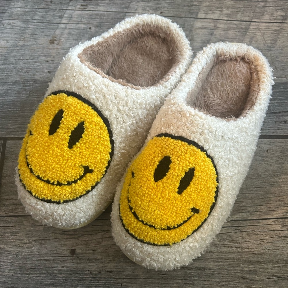 Smiley Face Slip-Ons
Size 8